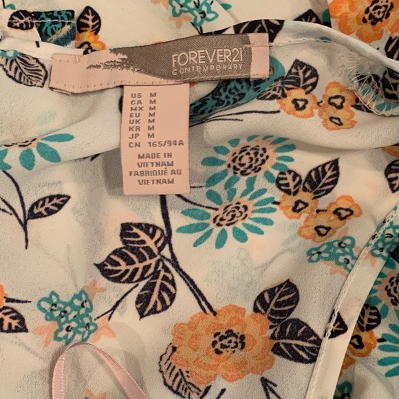 Forever 21 Parrot Print Asymmetrical Blouse Medium - Picture 8 of 9